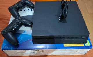 PS4 Slim 500 GB HDR + 2 mandos + caja