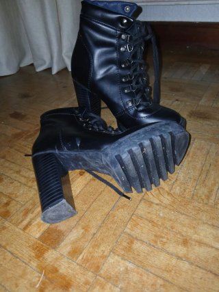 Botines negros con cordones y tacón