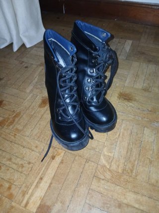 Botines negros con cordones y tacón