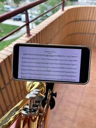 Atril móvil/ebook trompeta
