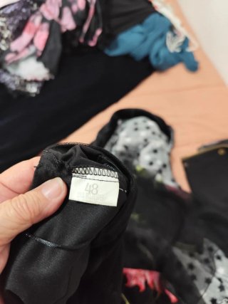 Vestido de cóctel negro con flores rosas