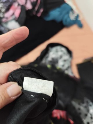 Vestido de cóctel negro con flores rosas