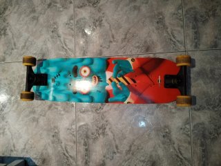 Patinete Longboard con ruedas amarillas