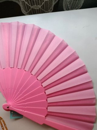 Colgante Virgen y abanico rosa