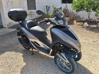 Piaggio 300 Maxi Scooter - Carnet Coche