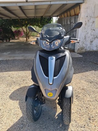 Piaggio 300 Maxi Scooter - Carnet Coche