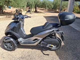 Piaggio 300 Maxi Scooter - Carnet Coche