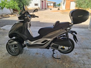 Piaggio 300 Maxi Scooter - Carnet Coche