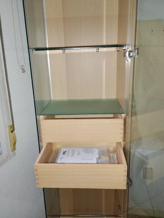 Vitrina expositora de cristal y madera