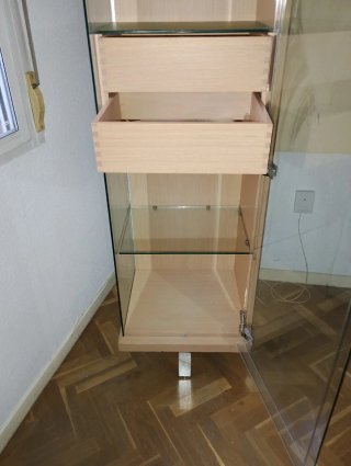 Vitrina expositora de cristal y madera