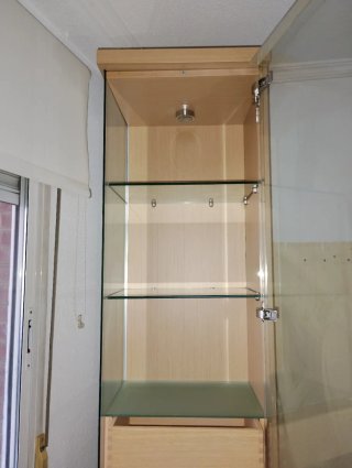 Vitrina expositora de cristal y madera
