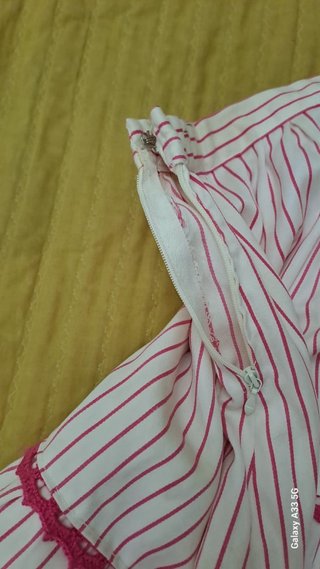 Falda rosa con rayas blancas