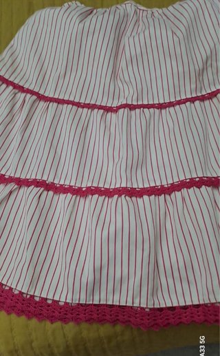 Falda rosa con rayas blancas