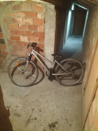 Bicicleta de paseo plateada