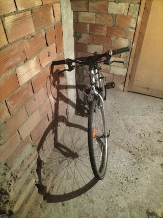 Bicicleta de paseo plateada