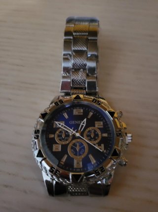 Dispongo de varios 4 modelos Relojes 15€ la unidad