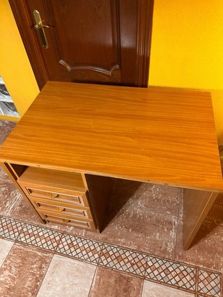 Escritorio de madera con cajones