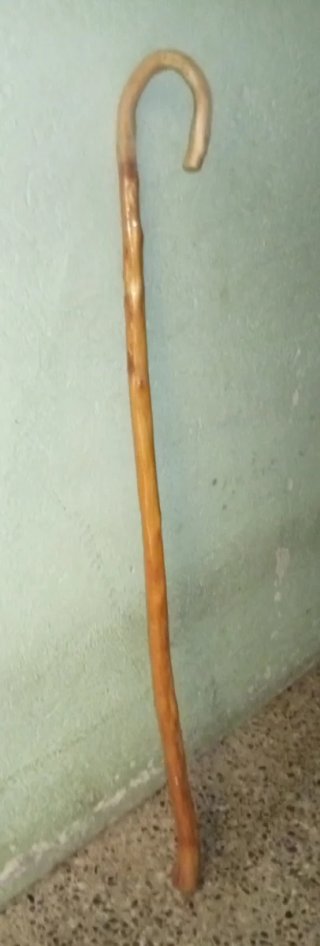 Bastón de madera artesanal