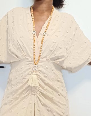 Vestido beige con detalle fruncido