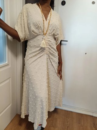 Vestido beige con detalle fruncido