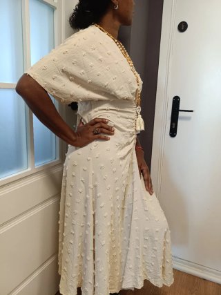Vestido beige con detalle fruncido