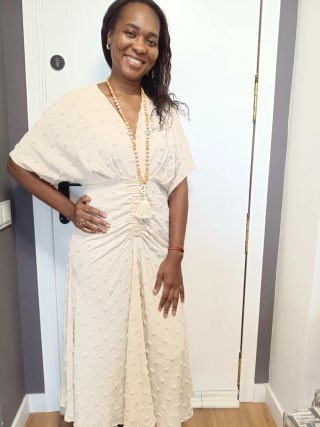 Vestido beige con detalle fruncido