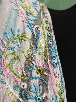 Vestito estivo a righe con ricami