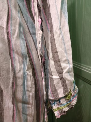 Vestito estivo a righe con ricami