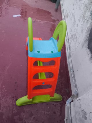 Tobogán infantil azul, naranja y verde