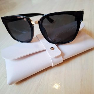 Gafas de sol dama negras y doradas