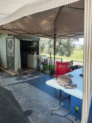 En venta caravana i tot el que hi ha a la parcela.