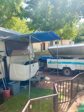 En venta caravana i tot el que hi ha a la parcela.