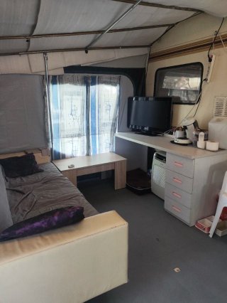 En venta caravana i tot el que hi ha a la parcela.