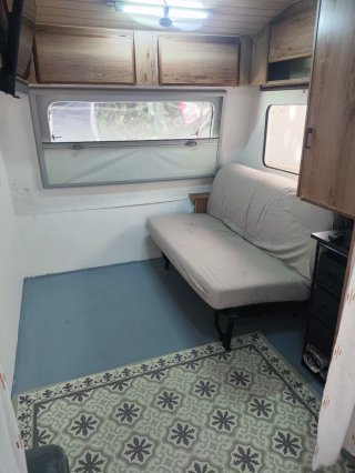 En venta caravana i tot el que hi ha a la parcela.