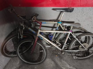 Bicicleta de montaña plateada