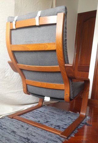 Butaca de madera y tela gris