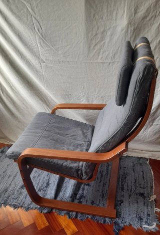 Butaca de madera y tela gris
