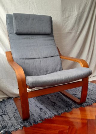 Butaca de madera y tela gris