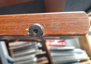 Butaca de madera y tela gris