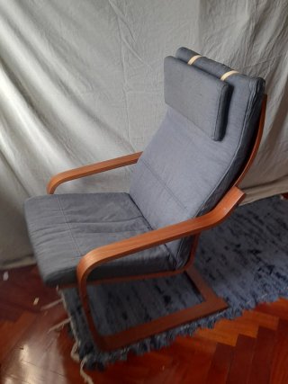 Butaca de madera y tela gris