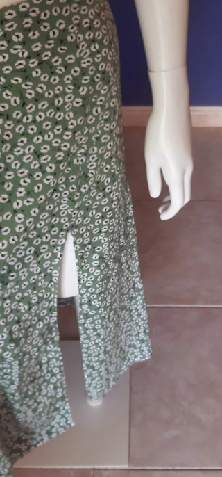 Falda verde con estampado floral blanco