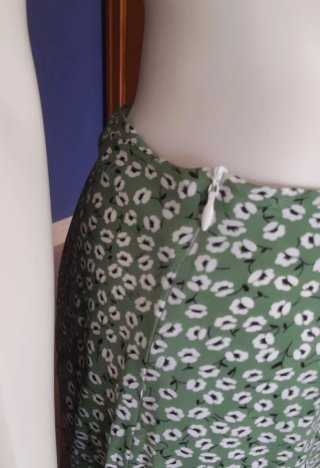Falda verde con estampado floral blanco