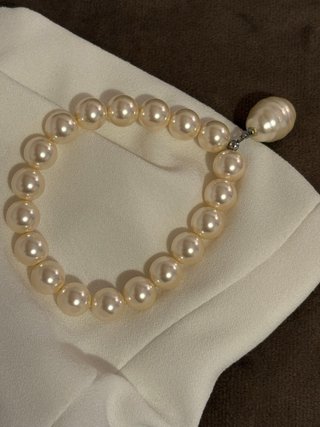 Pulsera de perlas con colgante