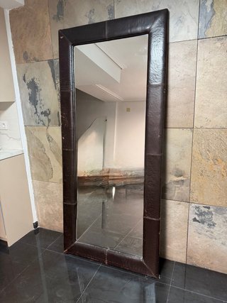 Espejo de pared grande con marco de piel