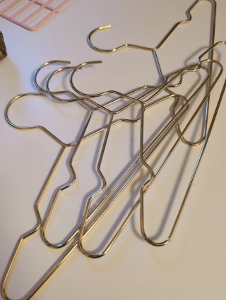 Perchas infantiles doradas de metal