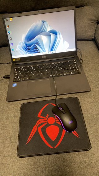 Portátil Acer Aspire 5 con cargador y ratón