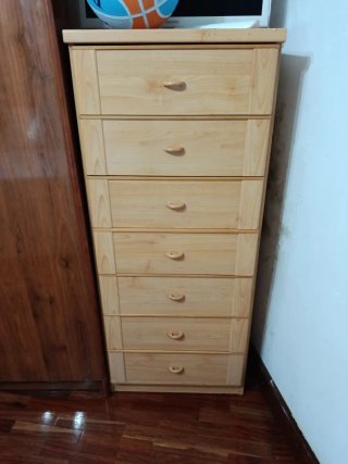 Cajonera in legno chiaro con 7 cassetti