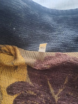 Abrigo negro con detalles dorados