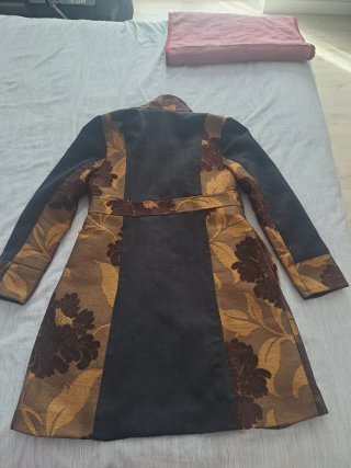 Abrigo negro con detalles dorados