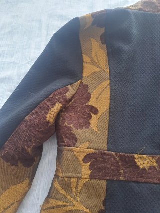 Abrigo negro con detalles dorados